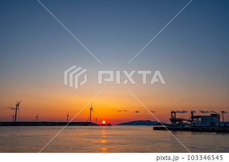 道の駅 あきた港　夕景　風力発電 103346545
