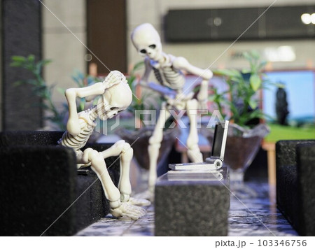 失敗して頭を抱えるスケルトン 失敗して頭を抱えるスケルトン 103346756