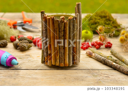 autumn craft with kids. How to make autumn floral decorations. Tutorial, 2- step by step. made of natural materials and old tin can, zero waste autumn craft with kids. How to make autumn floral decorations. Tutorial, 2- step by step. made of natural materials and old tin can, zero waste 103348191