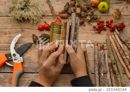 autumn craft with kids. How to make autumn floral decorations. Tutorial, 2- step by step. made of natural materials and old tin can, zero waste autumn craft with kids. How to make autumn floral decorations. Tutorial, 2- step by step. made of natural materials and old tin can, zero waste 103348194
