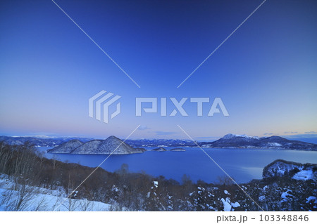 北海道洞爺湖町のサイロ展望台から望む洞爺湖の残照 北海道洞爺湖町のサイロ展望台から望む洞爺湖の残照 103348846