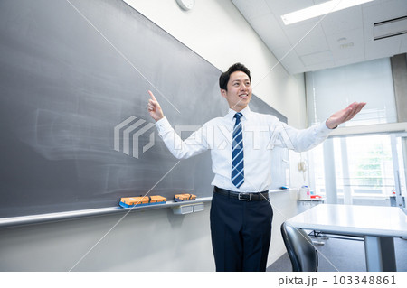 教室で授業する教師 103348861