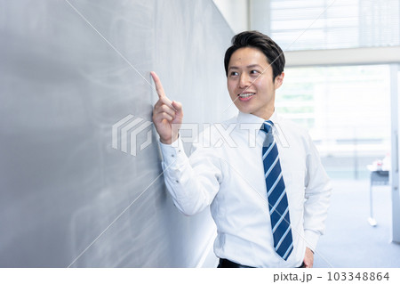 教室で授業する教師 103348864