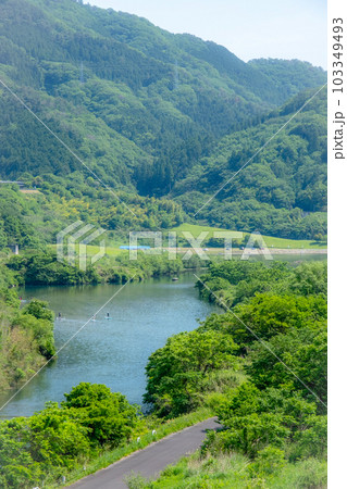 湖畔の新緑・初夏イメージ（奥津湖周辺） 103349493