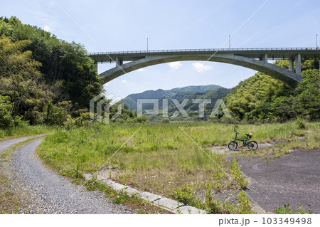湖畔の新緑・初夏イメージ（奥津湖周辺） 103349498