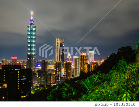 台北　台北101と信義新都心の高層ビル　夜景 103350310