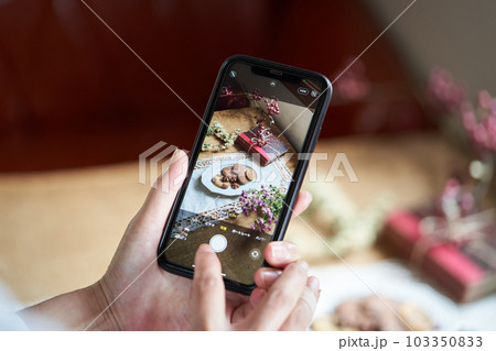 スマートフォンでお菓子を撮影する スマートフォンでお菓子を撮影する 103350833