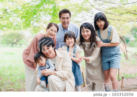 笑顔で楽しく暮らす3世代ファミリー 103352056