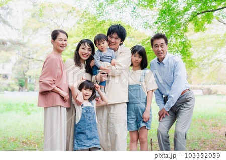 笑顔で楽しく暮らす3世代ファミリー 103352059