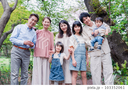笑顔で楽しく暮らす3世代ファミリー 笑顔で楽しく暮らす3世代ファミリー 103352061