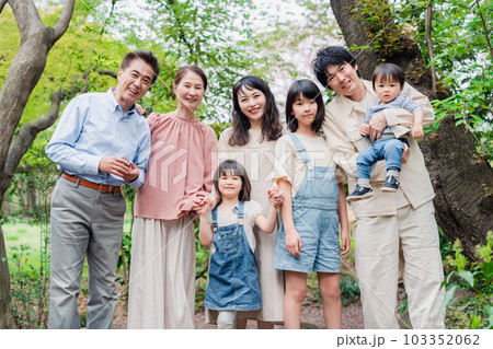 笑顔で楽しく暮らす3世代ファミリー 103352062
