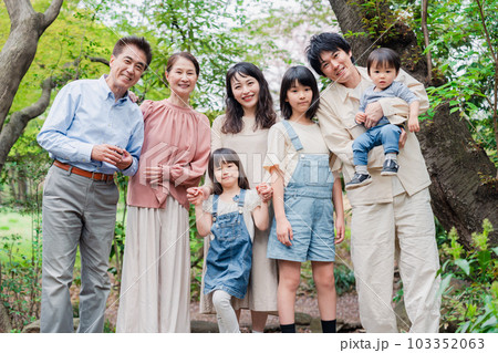 笑顔で楽しく暮らす3世代ファミリー 103352063