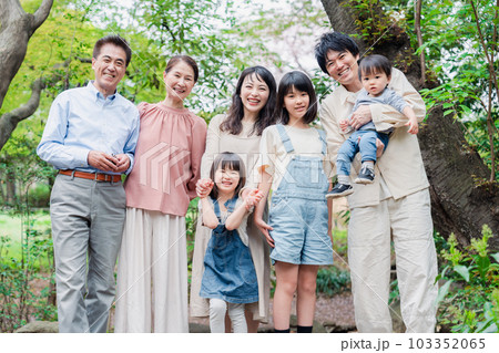 笑顔で楽しく暮らす3世代ファミリー 103352065