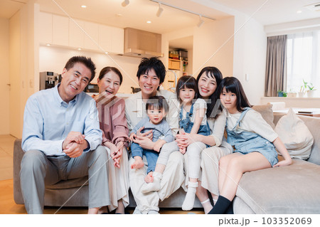 笑顔で楽しく暮らす3世代ファミリー 笑顔で楽しく暮らす3世代ファミリー 103352069