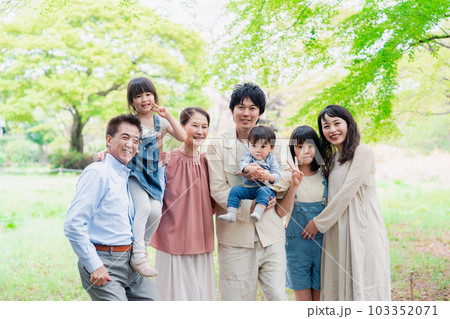 笑顔で楽しく暮らす3世代ファミリー 103352071