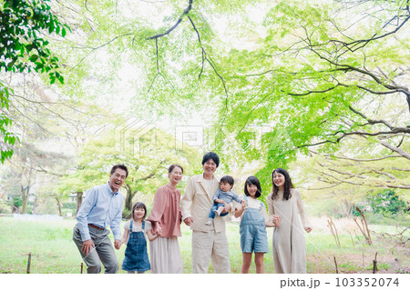 笑顔で楽しく暮らす3世代ファミリー 103352074