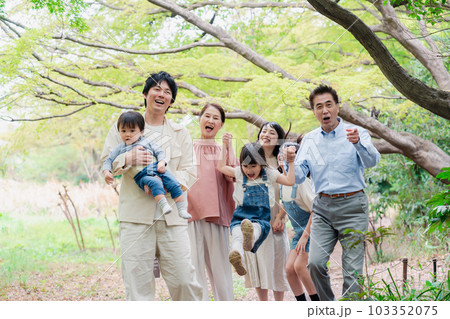 笑顔で楽しく暮らす3世代ファミリー 103352075