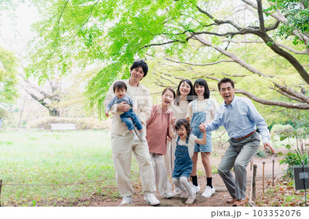 笑顔で楽しく暮らす3世代ファミリー 103352076