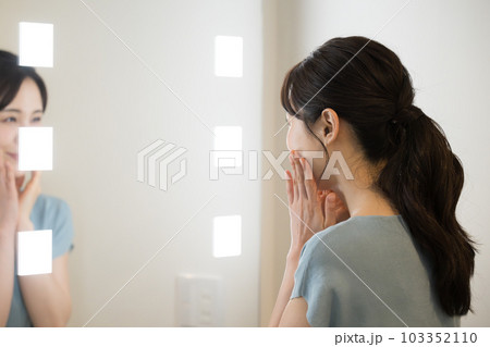 美容を気にする女性　鏡などで確認する 103352110