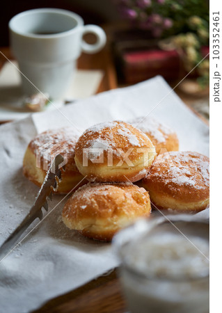 揚げたてのマラサダ 揚げたてのマラサダ 103352461