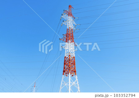 重要な社会インフラである送電線（エネルギーイメージ） 103352794