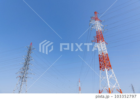 重要な社会インフラである送電線(エネルギーイメージ) 重要な社会インフラである送電線(エネルギーイメージ) 103352797