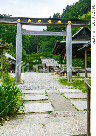 京都市山科区の日向大神宮　鳥居と外宮 103352999