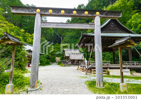 京都市山科区の日向大神宮 鳥居と外宮 京都市山科区の日向大神宮 鳥居と外宮 103353001