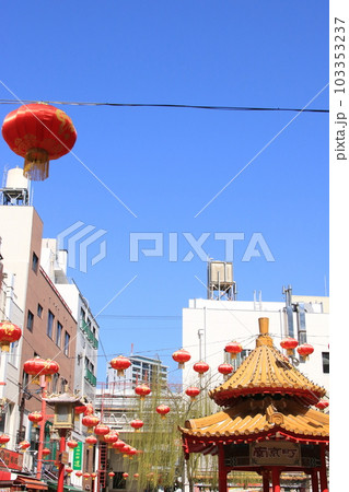 神戸・南京町(中華街)のあずまやと店舗の風景 神戸・南京町(中華街)のあずまやと店舗の風景 103353237