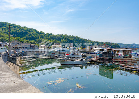 真鍋島の本浦港の風景 103353419
