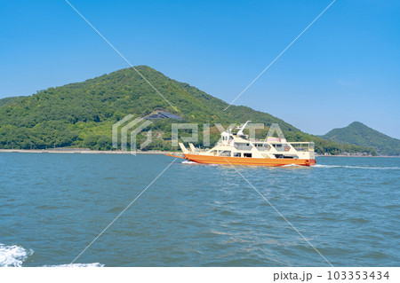船の上から見た笠岡フェリーの風景 船の上から見た笠岡フェリーの風景 103353434
