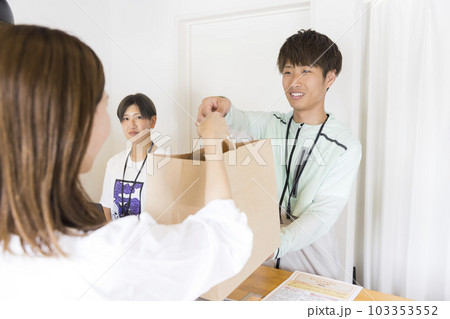 レジで商品購入後、商品を受け取る若い女性 103353552