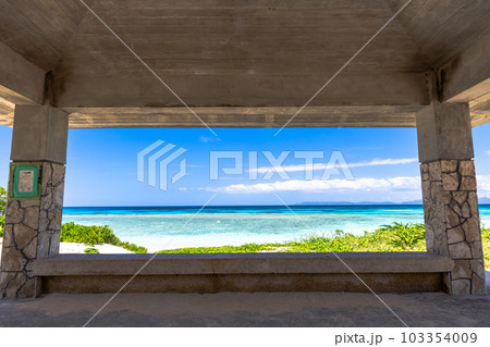 沖縄県・波照間島　青空とニシ浜の絶景 103354009