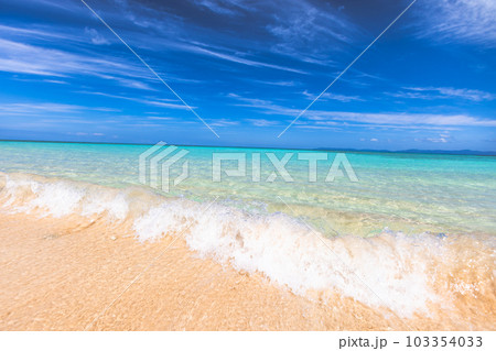 沖縄県・波照間島　青空とニシ浜の絶景 103354033