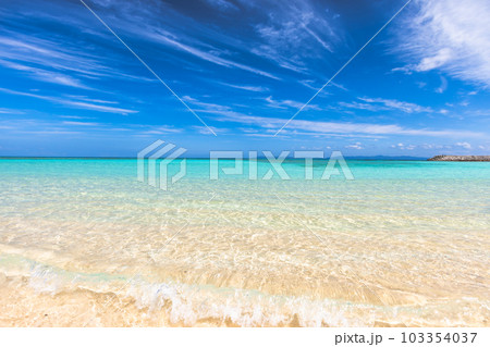 沖縄県・波照間島　青空とニシ浜の絶景 103354037