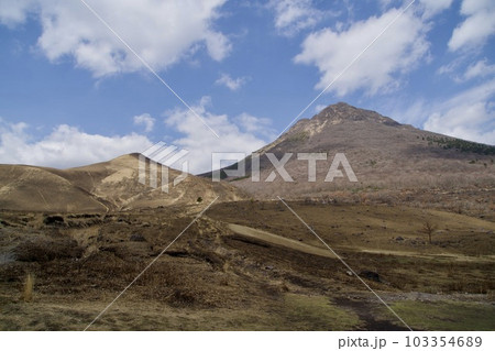 草木が生えていない春の由布岳 草木が生えていない春の由布岳 103354689