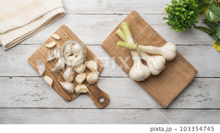 ニンニクの皮むき　イメージ 103354745