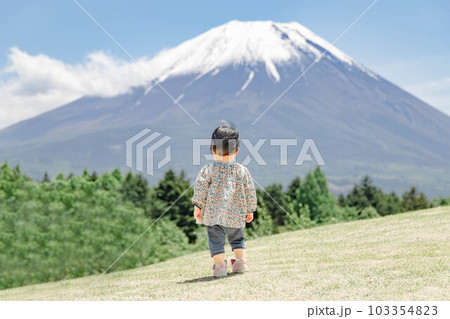 富士山に向かって歩く子ども 103354823