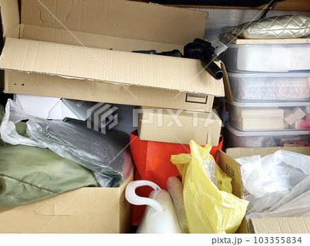 押し入れの中のプラスチック容器や段ボール箱やアイロンケース 押し入れの中のプラスチック容器や段ボール箱やアイロンケース 103355834