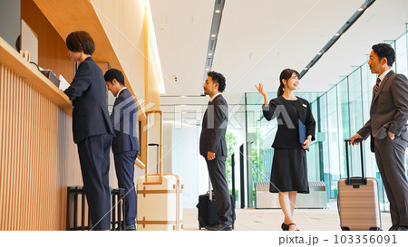 フロントで案内を受ける旅行客 103356091