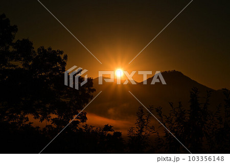 王地山公園からの朝日 103356148