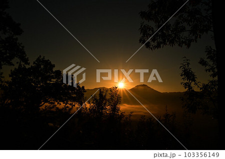 王地山公園からの朝日 103356149