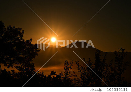 王地山公園からの朝日 103356151