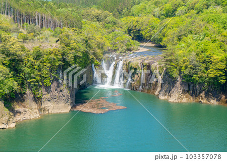 すきむらんど大つり橋から見る須木の滝（ままこ滝）の風景 103357078