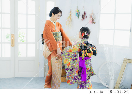 親子　着物　写真館　七五三　 103357386