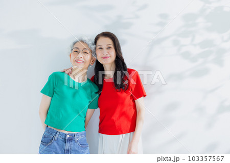 2人の60代女性　 103357567