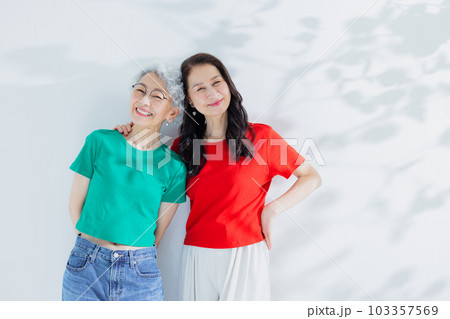 2人の60代女性 2人の60代女性 103357569