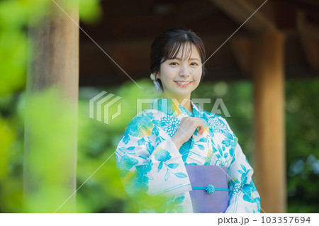 屋外を歩く浴衣の女性　 103357694