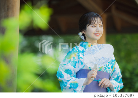 屋外を歩く浴衣の女性　 103357697