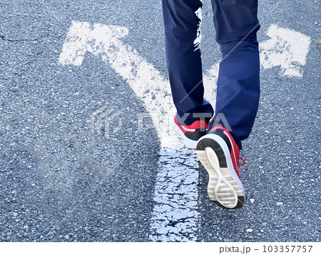 スニーカーで歩く後ろ姿_左右の矢印入り スニーカーで歩く後ろ姿_左右の矢印入り 103357757